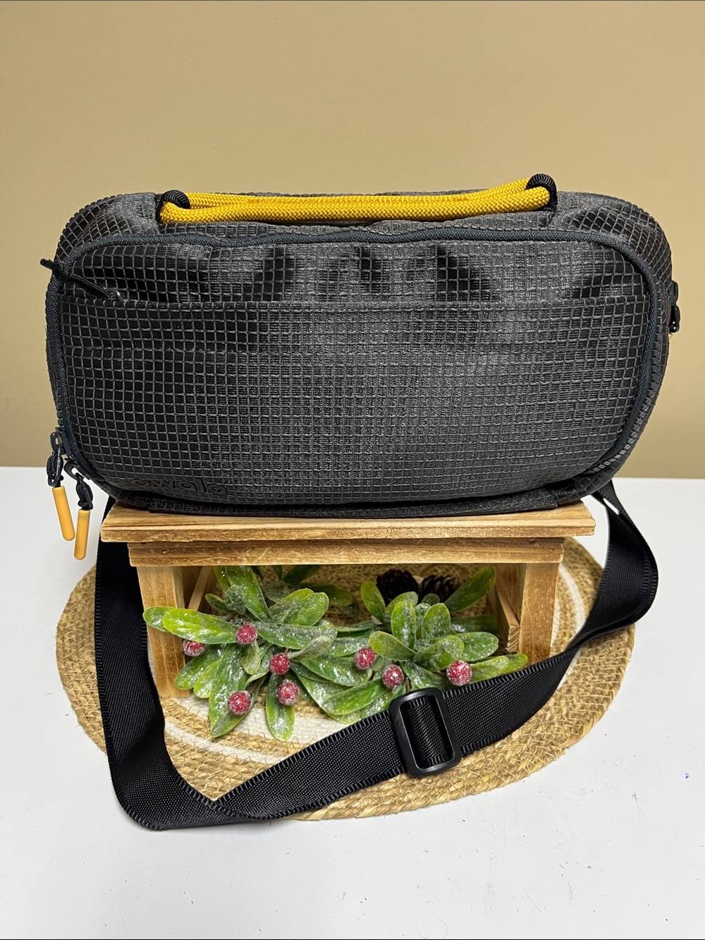 Men’s Awala Crossbody The All-Day Messenger Bag